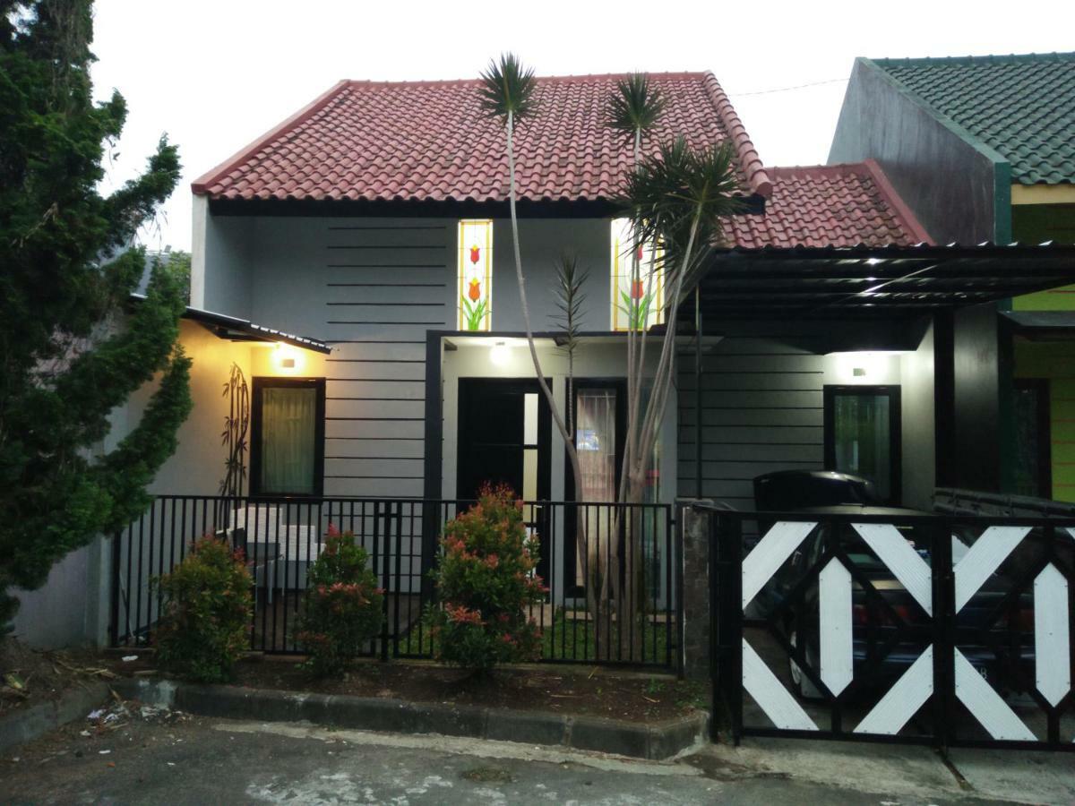 Vila Oma Sukari Syariah Home Living Batu  Ngoại thất bức ảnh